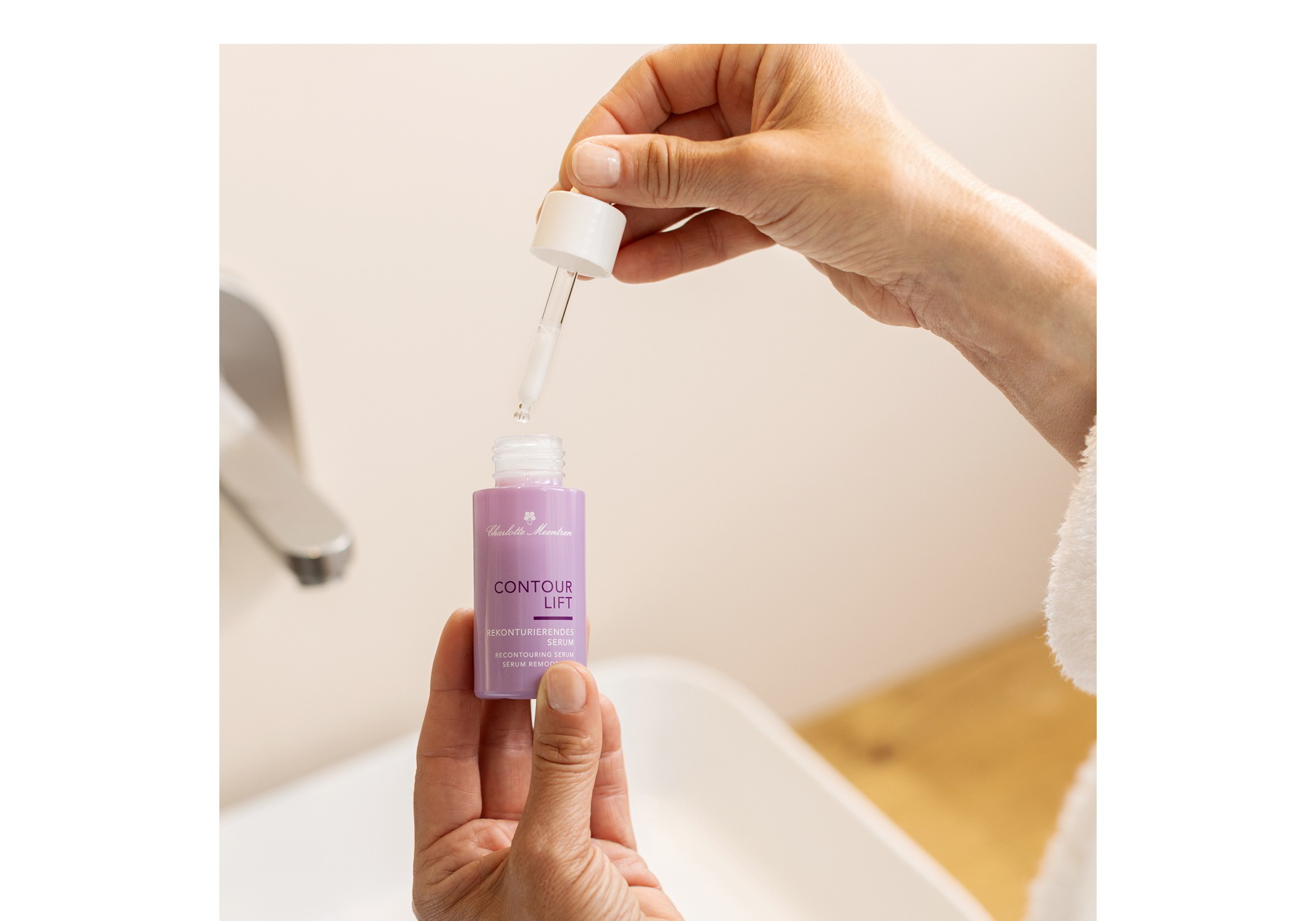 Frau hält die Serumflasche sowie die Pipette in der Hand.