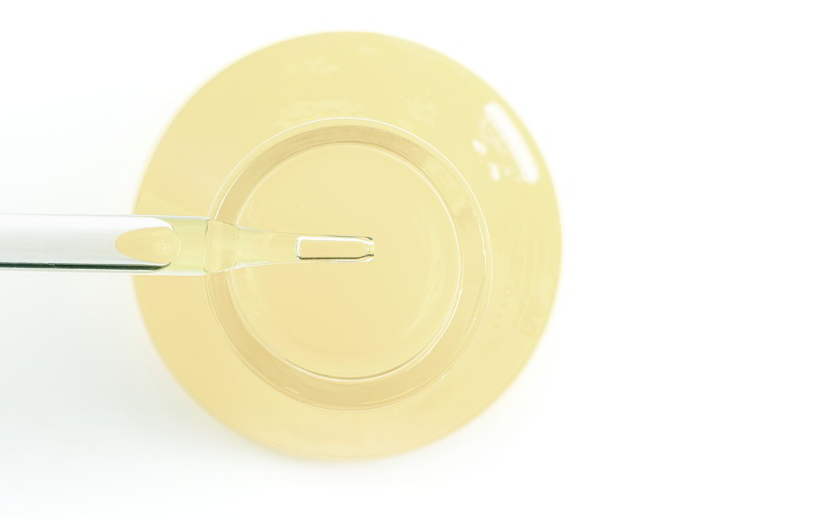 Samphira-Öl in einer Flasche mit Pipette