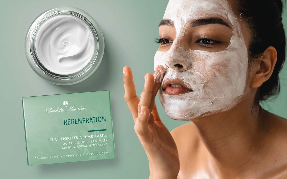Eine Frau trägt eine Gesichtsmaske auf neben einem Cremetiegel und einer Verpackung auf mintgrünem Hintergrund.