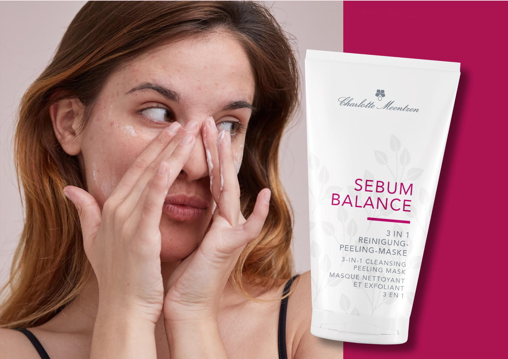 Eine Person trägt eine Gesichtsmaske auf und zeigt die Verpackung eines 3-in-1-Reinigungsprodukts.