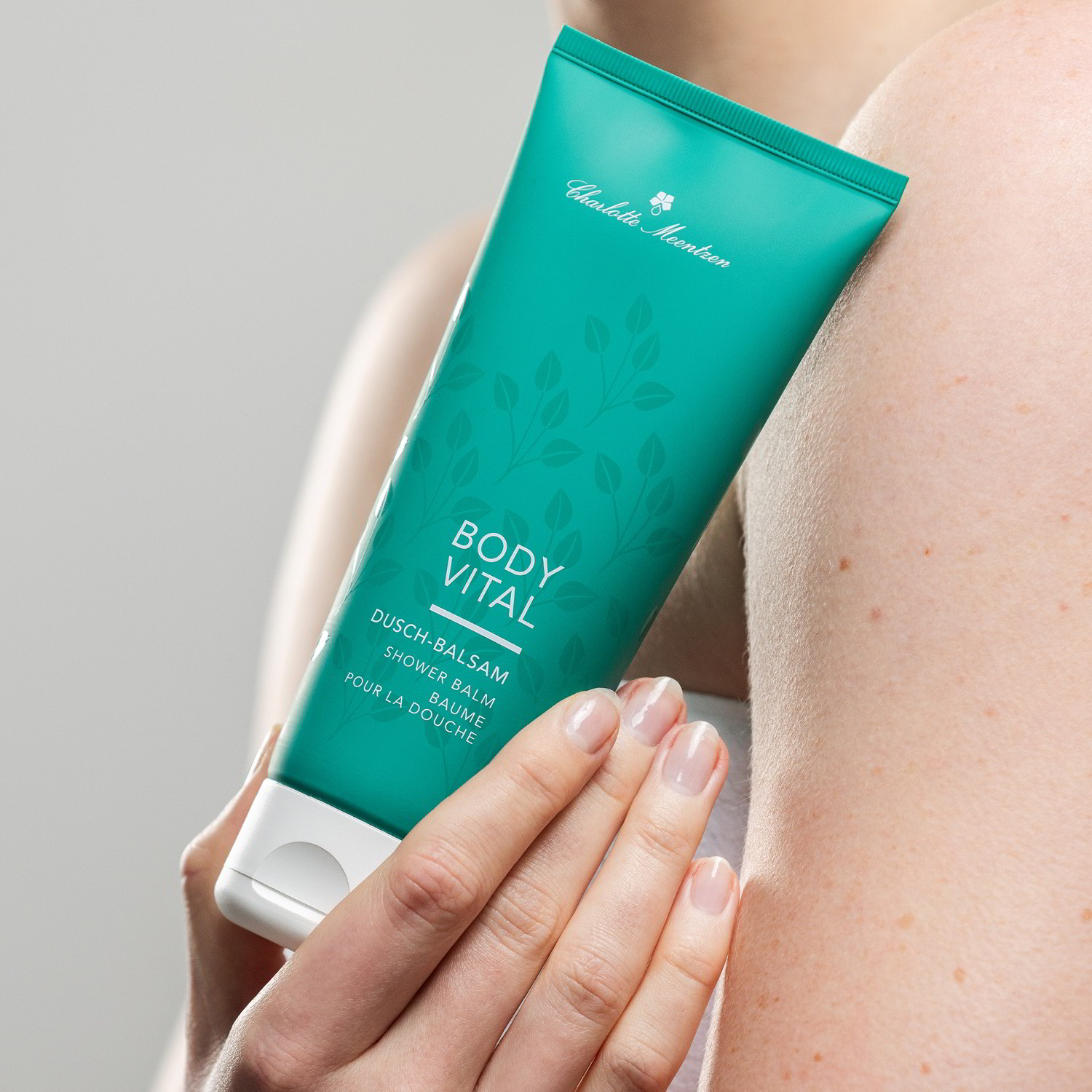 Eine Person hält die grüne Tube Body Vital Dusch-Baslam neben ihren Arm