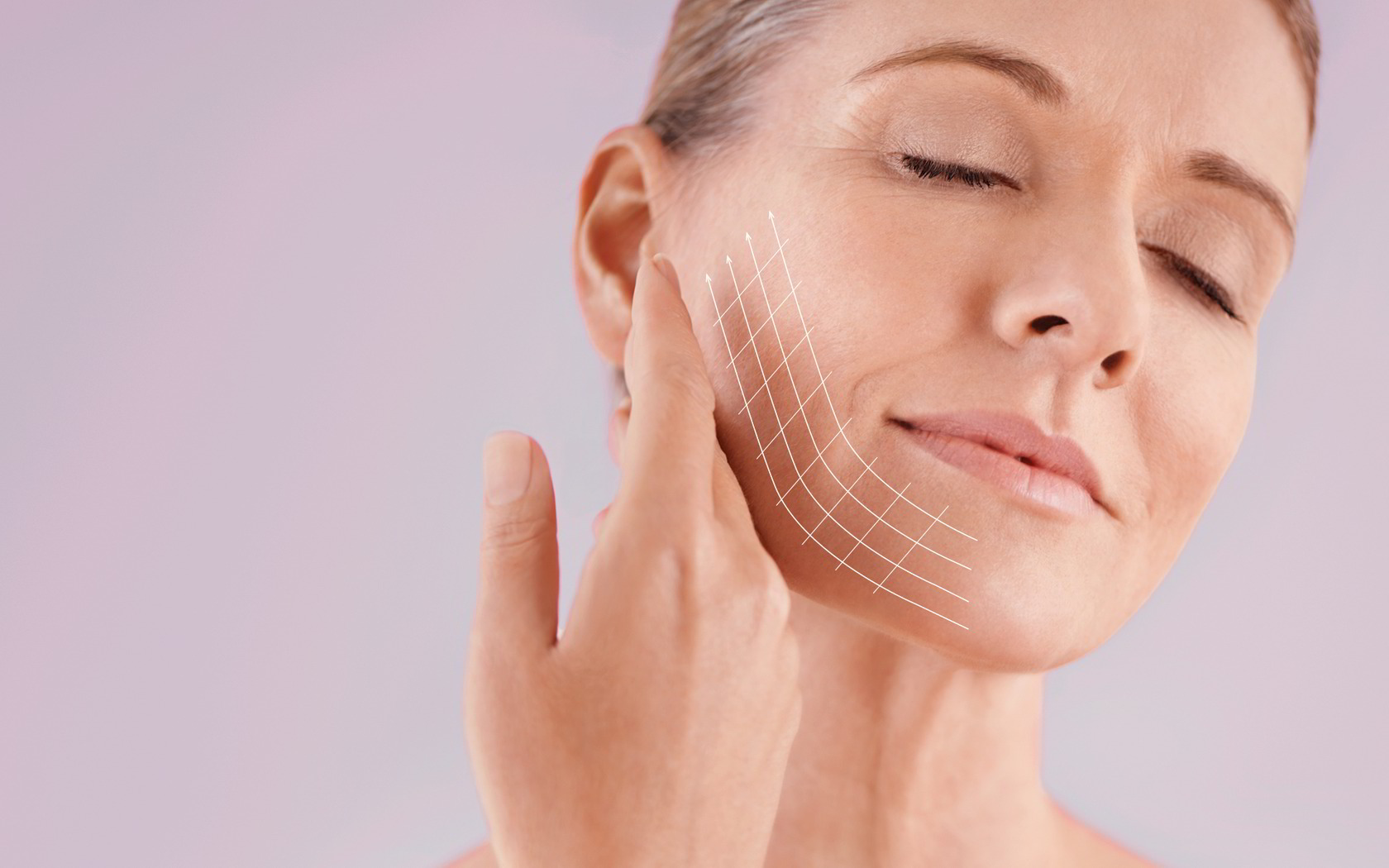 Eine Frau berührt sanft ihr Gesicht, während Linien zur Hautstraffung eingezeichnet sind. Hintergrund in sanften Farben.
